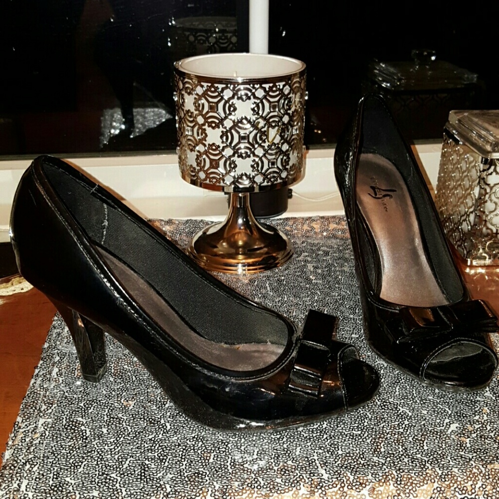 Life Stride Black Patent Pumps with Cute Bows
